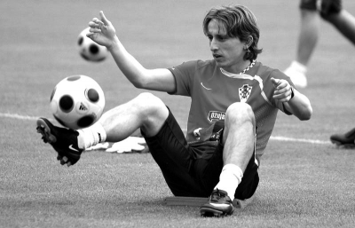 暖心！独行侠队今天为欧文的女儿阿祖莉·欧文送上生日祝福