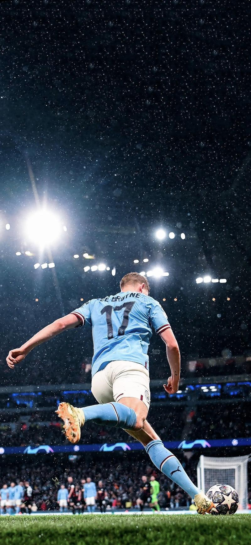 足坛曝出重磅转会，多队加入抢人大战